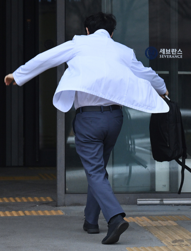 20일 한 대학병원에서 전임의가 출근하며 가운을 입고 있다. 오승현 기자 2024.02.20