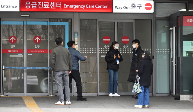 한 대학병원 응급실 앞에서 보호자들이 보안요원과 대화하고 있다. 오승현 기자 2024.02.20