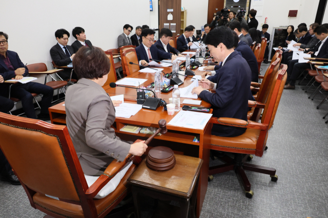 실거주 의무를 3년 간 유예하는 주택법 개정안 등을 심사하기 위해 21일 국회에서 열린 국토교통위원회 국토법안심사소위원회에서 김정재 소위원장이 의사봉을 두드리고 있다. 연합스