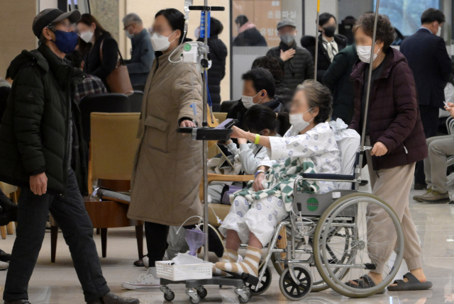 정부의 의대 증원 방침에 반발한 전공의들이 사직서를 제출하고 진료를 중단한 20일 서울의 한 대형병원에서 환자 및 내원객들이 북적이고 있다. 성형주 기자
