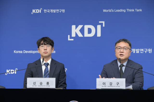 한국개발연구원(KDI)의 신승룡(왼쪽) 연구위원과 이강구 연구위원이 21일 정부세종청사에서 국민연금 개혁 방안에 대해 설명하고 있다. 사진 제공=KDI