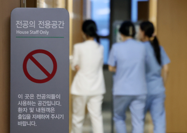 서울의 한 대형병원에서 의료진들이 이동하고 있다. 연합뉴스