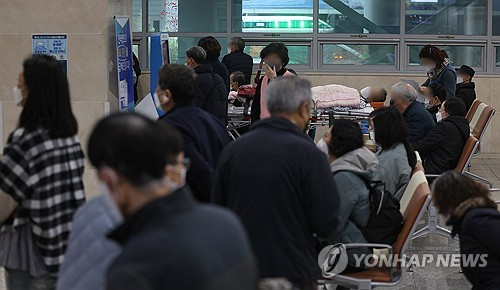 21일 대구 한 대학병원에서 환자들이 진료 접수를 기다리고 있다. 연합뉴스