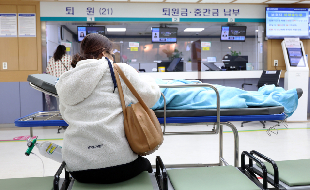 전공의 집단 이탈이 시작된 지 이틀째인 21일 광주 동구 조선대병원에서 환자와 보호자가 진료를 기다리고 있다. 광주=연합뉴스