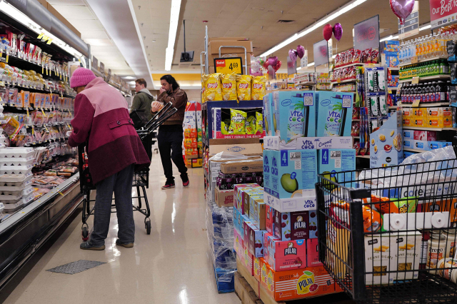 미국 일리노이주 시카고의 한 슈퍼마켓에서 고객들이 장을 보고 있다. 1월 들어 소비자물가지수(CPI)가 예상을 웃도는 등 물가 불안감이 커지면서 연방준비제도(Fed·연준)의 다음 행보가 금리 인하가 아닌 인상이 될 수 있다는 우려도 일각에서 제기되고 있다.AFP연합뉴스