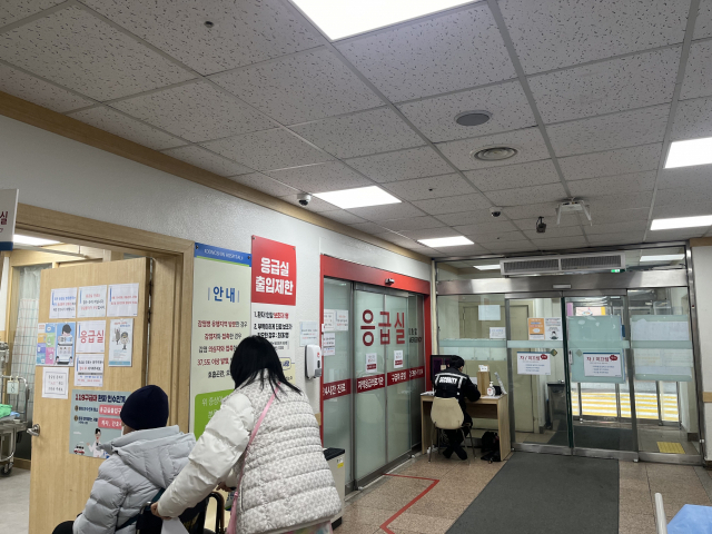 서울의 한 2차 병원에서 환자가 응급실로 이동하고 있다. 신서희 견습기자