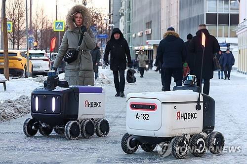 모스크바 거리를 누비는 러시아 얀덱스의 배달 로봇들. 사진=타스·연합뉴스 자료