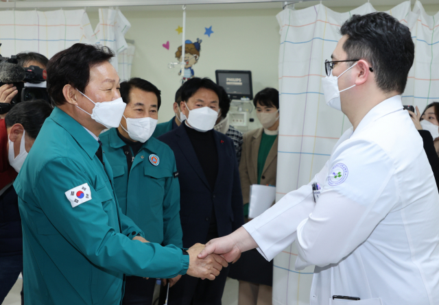 박완수(왼쪽) 경남도지사가 21일 양산부산대병원을 방문해 의료진을 격려하고 있다. 사진제공=경남도