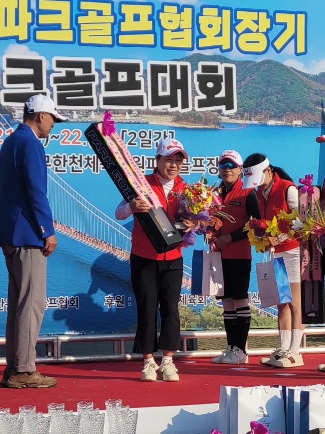 대한파크골프협회장기 전국파크골프대회 여자개인전 1위를 차지한 김요숙 회원 / 사진 = 여의도클럽 제공