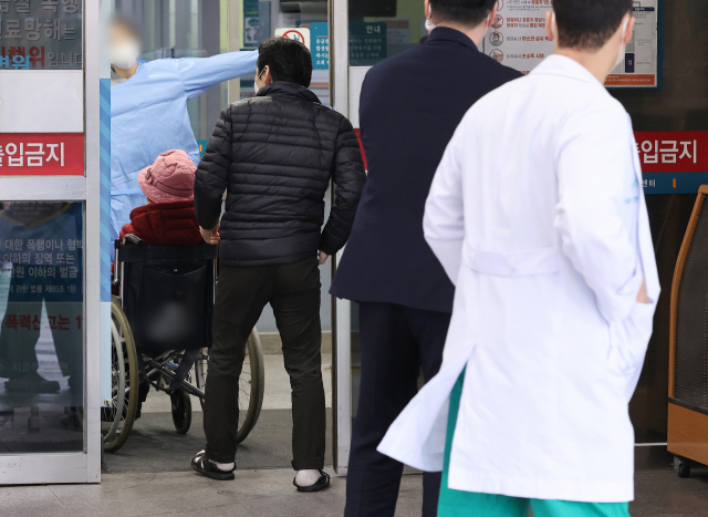 21일 오전 서울의 한 대형병원 응급의료센터에서 의료진이 이동하고 있다. 보건복지부는 이날 전일 오후 10시 기준 주요 100개 수련병원을 점검한 결과 전공의의 71.2%인 8816명이 사직서를 제출했다고 밝혔다. 연합뉴스
