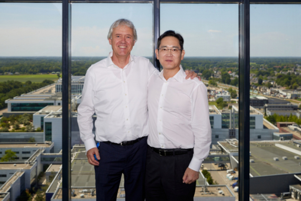 이재용(왼쪽) 삼성전자 회장과 피터 베닝크 ASML CEO. 사진제공=삼성전자