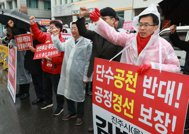 국민의힘 영남권 예비 후보들이 21일 서울 여의도 당사 앞에서 공천 관리 심사에 이의를 제기하며 평가 결과 전면 재검토를 촉구하고 있다. 연합뉴스