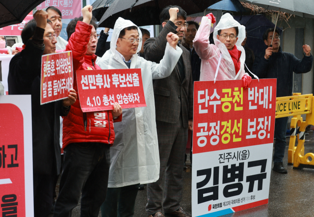 국민의힘 영남권 예비 후보들이 21일 서울 여의도 당사 앞에서 공천 관리 심사에 이의를 제기하며 평가 결과 전면 재검토를 촉구하고 있다. 연합뉴스