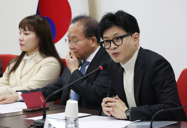 한동훈(오른쪽) 국민의힘 비상대책위원장이 19일 서울 여의도 당사에서 열린 비대위 회의에서 발언하고 있다. 연합뉴스