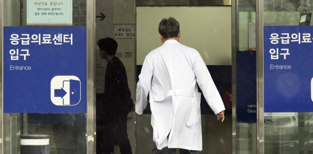 21일 2차 의료급여기관인 서울 중랑구 서울의료원에서 한 의사가 급하게 응급실로 들어가고 있다. 응급실 입구에는 '비상진료'를 알리는 안내문이 붙어있다. 오승현 기자