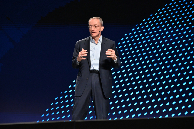 펫 겔싱어 인텔 CEO가 21일 미 캘리포니아 새너제이 컨벤션센터에서 열린 IFS 다이렉트 커넥트에서 인텔 파운드리 본격 출범을 선언하고 있다. 사진제공=인텔