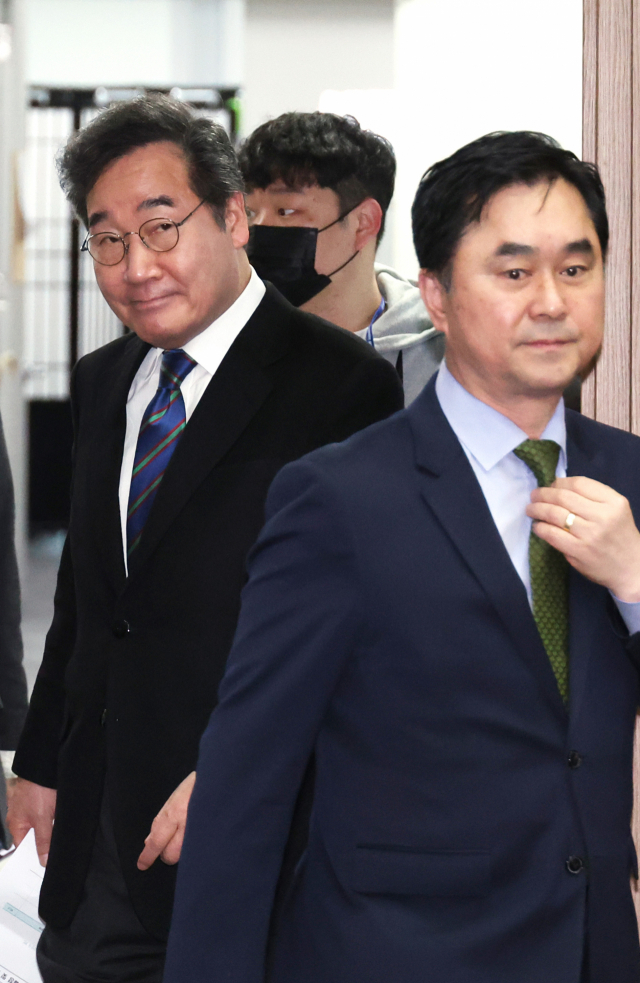 이낙연(왼쪽), 김종민 새로운미래 공동대표가 22일 국회에서 인재영입 발표 기자회견을 위해 들어서고 있다. 연합뉴스