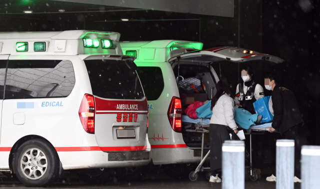 22일 서울의 한 병원에서 구급대원들이 환자를 이송하고 있다. 오승현기자