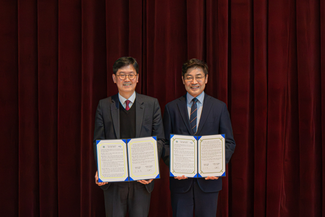 21일 한국해양수산개발원과 국립해양조사원이 데이터·연구성과 공유 및 연구과제 발굴·지원 등에 협력하는 협약을 체결하고 기념촬영을 하고 있다. 사진제공=KMI