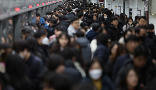 22일 오전 서울 지하철 5호선 광화문역에서 시민들이 이동하고 있다. 연합뉴스