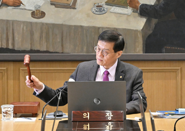 이창용 한국은행 총재가 22일 서울 중구 한국은행에서 열린 금융통화위원회에서 의사봉을 두드리고 있다. 연합뉴스