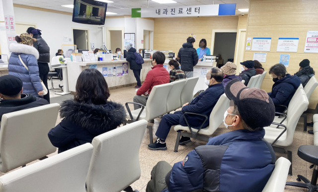 의료대란 사흘째인 22일 상급종합병원을 대신해 서울시내 한 중형 종합병원을 찾은 환자들이 진료 순서를 기다리고 있다. 오승현 기자