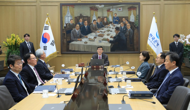 이창용(가운데) 한국은행 총재가 22일 서울 중구 한국은행에서 열린 금융통화위원회 통화정책방향 결정회의를 주재하고 있다. 사진제공=한은