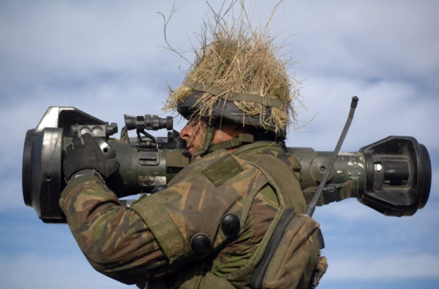 ‘MBT-LAW’(일명, 엔로)를 목표물에 조준 중인 영국군. 사진=reddit.com 캡처