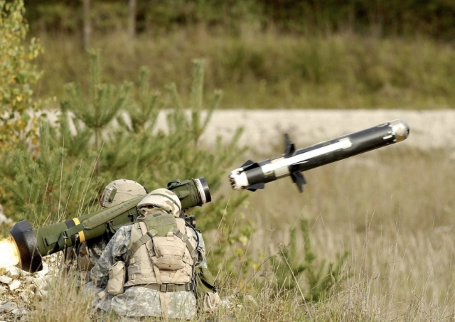 목표물을 향해 ‘재블린’ 대전차 미사일을 발사하는 미국군. 사진=위키피디아 캡처