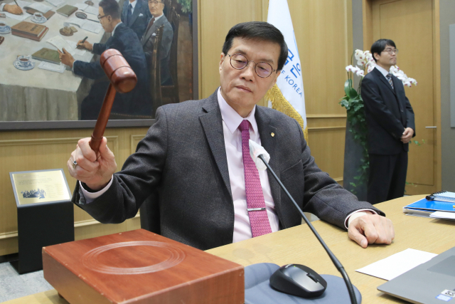 이창용 한국은행 총재가 22일 서울 중구 한국은행에서 열린 금융통화위원회 통화정책방향 결정회의에서 의사봉을 두드리고 있다. 사진제공=한은
