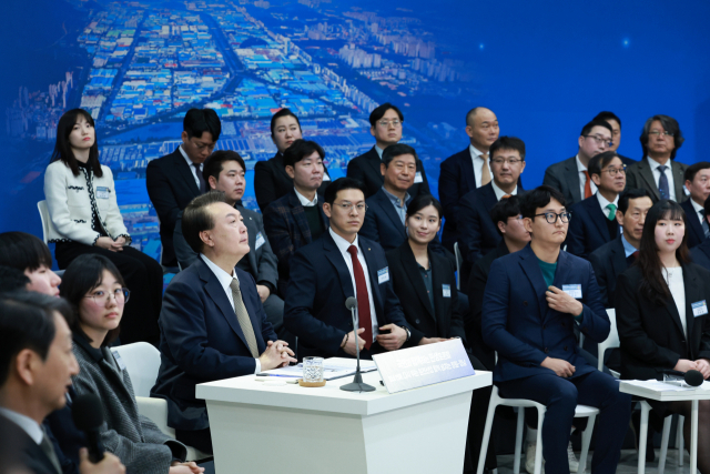 윤석열 대통령이 22일 경남 창원시 경남도청에서 '다시 뛰는 원전산업 활력 넘치는 창원·경남'을 주제로 열린 열네 번째 '국민과 함께하는 민생토론회'에서 안덕근 산업통상자원부 장관의 주제 발표를 듣고 있다. 연합뉴스