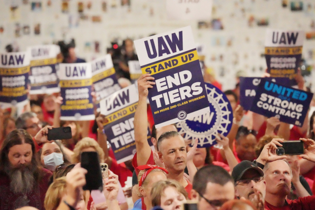 지난해 9월 미국에서 벌어진 전미자동차노조(UAW) 파업에 참가한 노동자들/UPI연합뉴스