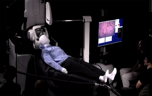 '뉴럴링크’가 ‘Neuralink Launch Event’(2019)에서 마네킹으로 뇌 속 칩 이식 과정을 발표하는 모습. 뉴럴링크 유튜브 캡쳐.
