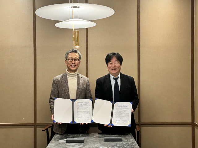 이진원(왼쪽) 한국화학공학회장과 유용하 과학기자협회장이 22일 업무협약을 체결하고 기념사진을 찍었다. 사진 제공=한국과학기자협회