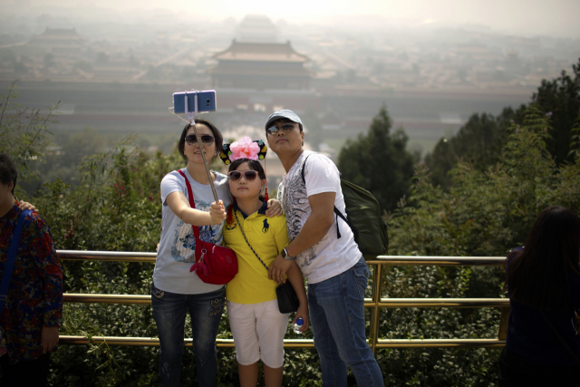 중국 베이징에서 한 가족이 사진 촬영을 하고 있다. AP연합뉴스