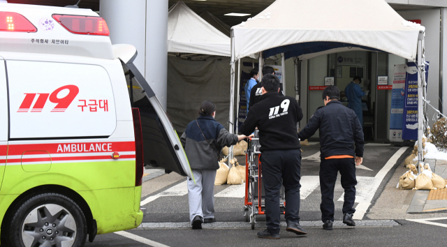 의료대란 사흘째인 22일 서울시내 한 대학병원 응급실에 한 소아 응급 환자가 119 구급대에 의해 이송되고 있다. 오승현 기자 2024.02.22