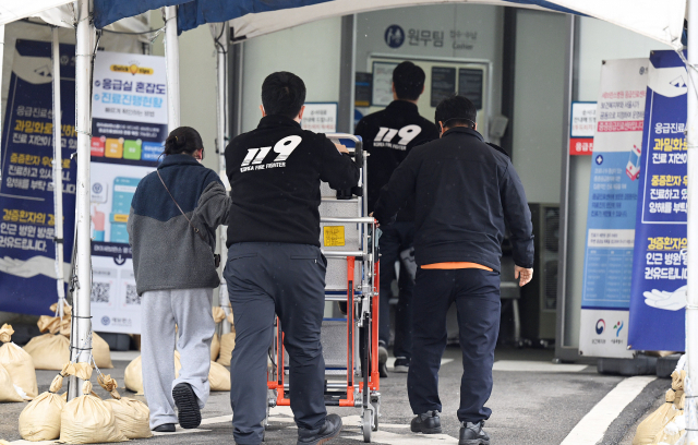 의료대란 사흘째인 22일 서울시 내 한 대학병원 응급실에 한 소아 응급 환자가 119 구급대에 의해 이송되고 있다. 오승현 기자