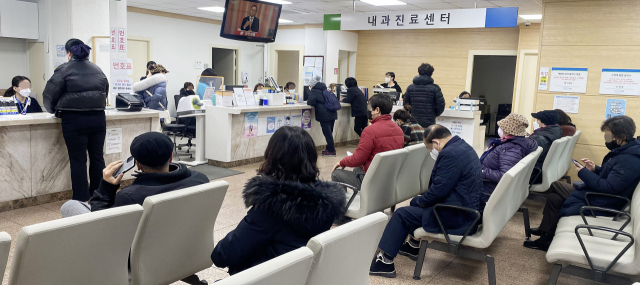 의료대란 사흘째인 22일 서울시내 한 중형 종합병원에서 환자들이 진료 순서를 기다리고 있다. 오승현 기자