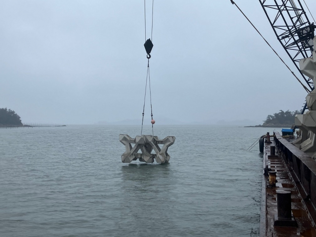 지난 20일 전남 신안군 하의 옥도~안좌 사치 해역에 인공어초가 투하되고 있다. 사진 제공=신안군