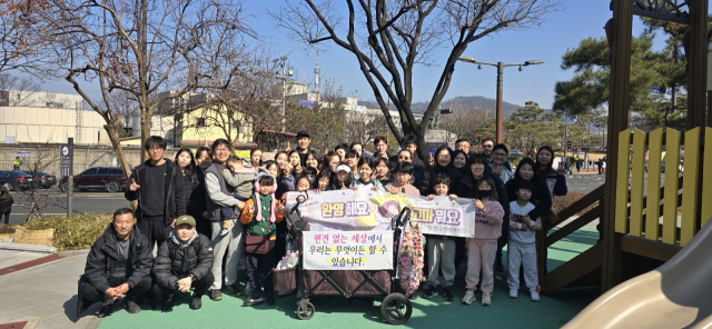 1형당뇨 환자와 가족들이 박 씨 부녀의 완주를 기념하며 17일 서울시 용산구 대통령실 인근에서 기념사진을 찍었다. 사진 환자 제공