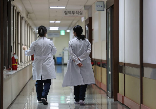 의대 증원에 반발하는 전공의 집단 이탈 사흘째인 22일 대구 한 대학병원에서 의사가 이동하고 있다. 연합뉴스