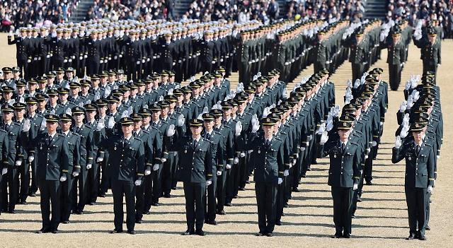 지난해 3월 28일 충북 괴산 육군학생군사학교에서 열린 ‘2023년 학군장교(ROTC) 임관식’에서 신임장교들이 임관선서를 하고 있다. 연합뉴스
