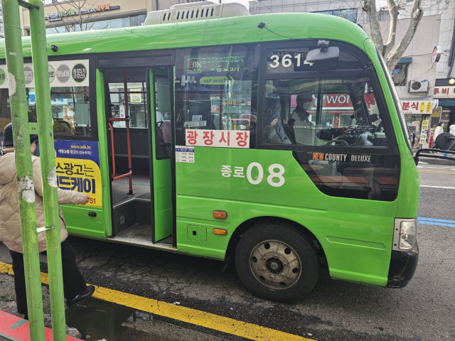23일 서울 종로 광장시장 인근에서 한 승객이 텅 빈 마을버스에 오르고 있다. 임종현 견습기자