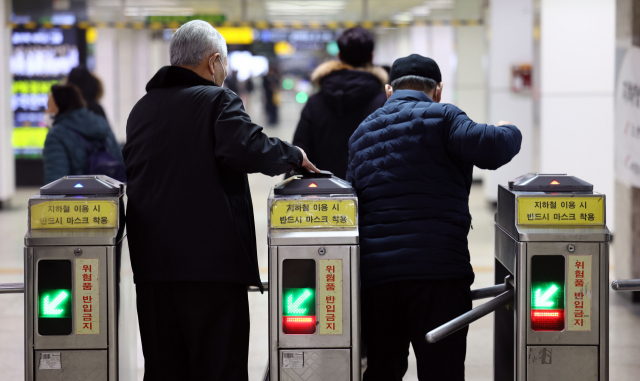 노인 이용자들이 지하철 개찰구를 통과하고 있다. 연합뉴스