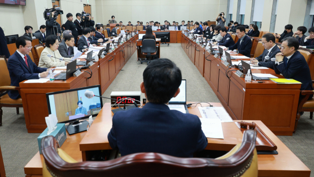 지난 19일 국회에서 기획재정위원회 전체회의가 열리고 있다. 연합뉴스