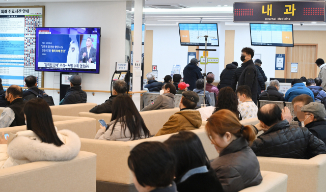 23일 공공 의료기관인 서울 서대문구 서울적십자병원에서 환자들이 진료 순서를 기다리고 있다.