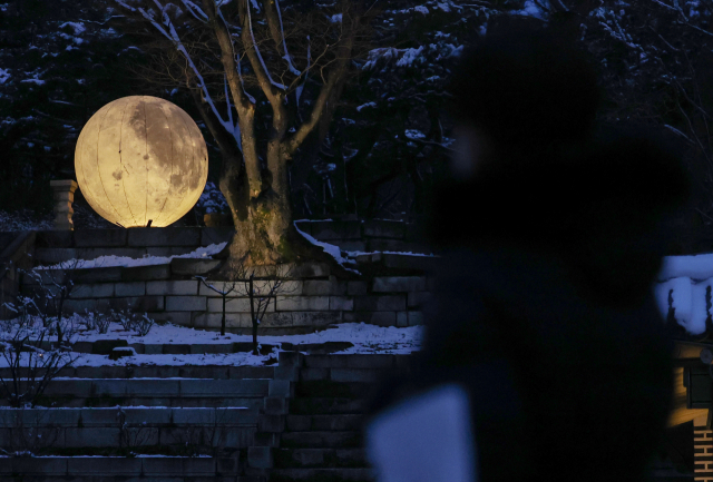 정월대보름을 이틀 앞둔 지난 22일 오후 서울 종로구 창경궁 풍기대에 보름달 조형물이 설치돼 있다. 연합뉴스