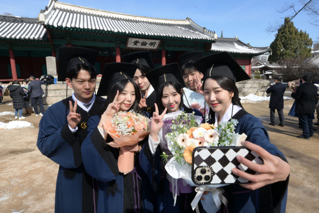 23일 서울 종로구 성균관대학교에서 열린 2024년 겨울 전체 학위수여식에서 졸업생들이 기념촬영을 하고 있다.