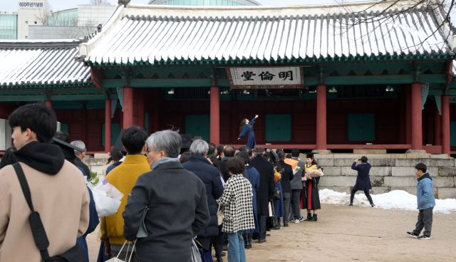 23일 서울 종로구 성균관대학교에서 열린 2024년 겨울 전체 학위수여식에서 졸업생 및 가족들이 기념촬영을 하기 위해 줄을 서고 있다.