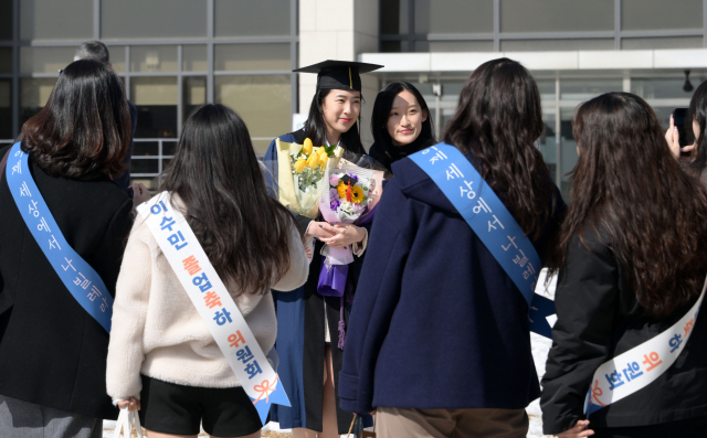 23일 서울 종로구 성균관대학교에서 열린 2024년 겨울 전체 학위수여식에서 졸업생들이 기념촬영을 하고 있다.